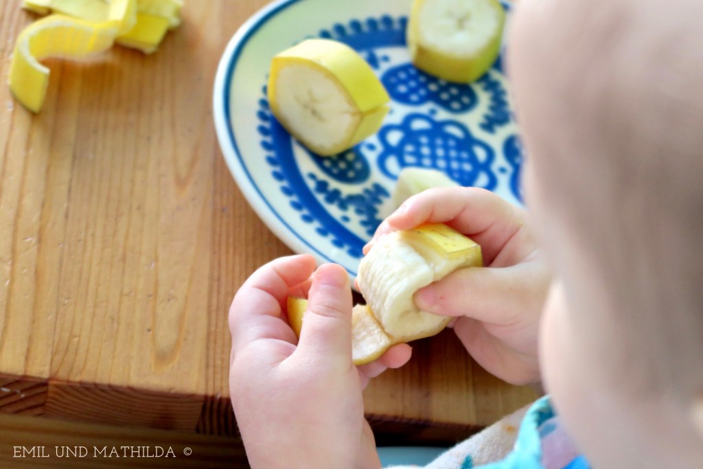 Montessori banana peeling