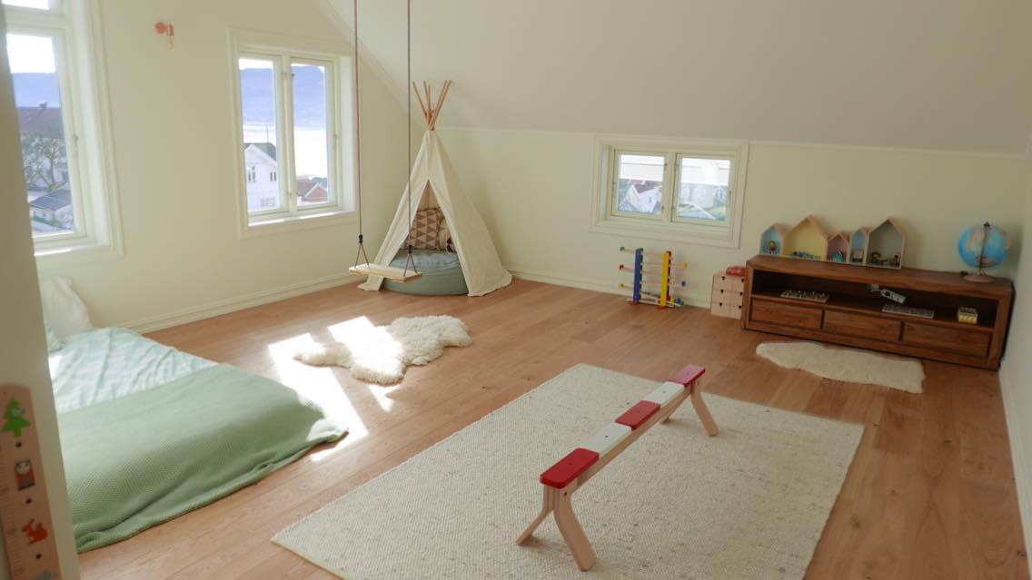 Montessori bedroom with teepee, balance beam and swing